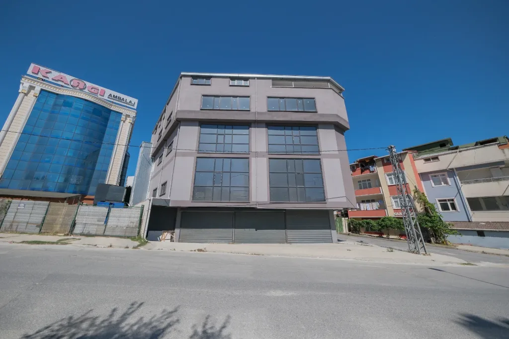 Arnavutköy Taşoluk Mah. Satılık Komple 1801 m2 Bina